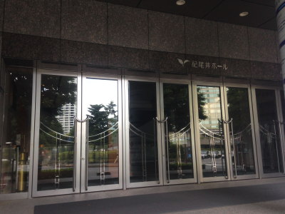 紀尾井ホールの重厚な木目調エントランスと内装の雰囲気