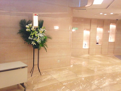 紀尾井ホールのロビーに設置された白とグリーンのスタンド花。ホールの雰囲気に馴染むデザイン