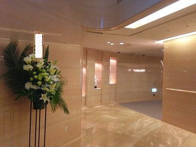 紀尾井ホールエントランス左手に並べられたお祝いの花々。受付近くの目立つ場所に設置される