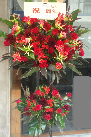 夜の銀座でも目立つ赤系のスタンド花2段