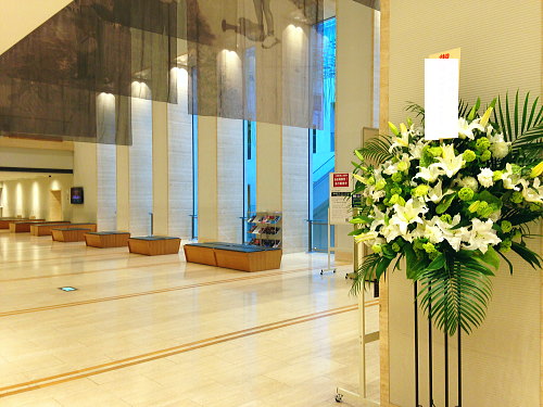 東京オペラシティへ花を贈る