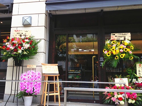 フレンチカフェ開店祝いの花