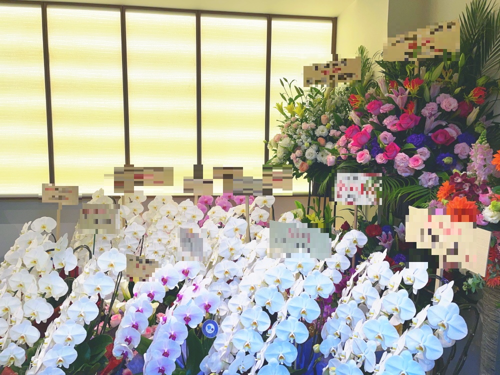 hai歯医者・歯科医院への開業祝いに納品した胡蝶蘭とスタンド花の院内実例画像