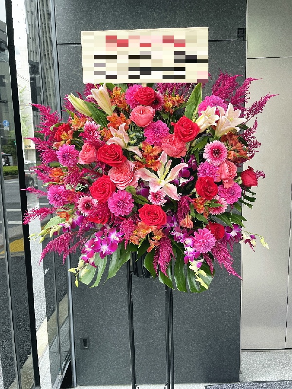 ママの就任祝いに届いた鮮やかな色合いのスタンド花