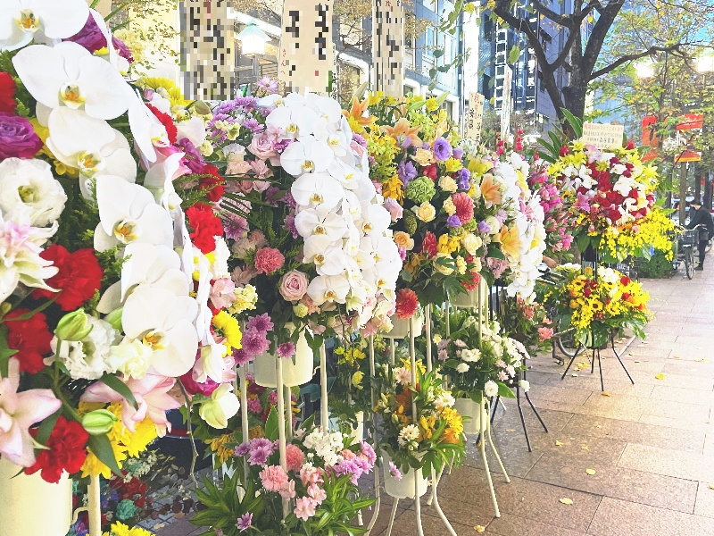 夜のキャバクラ店前にずらりと並んだ誕生日祝いのスタンド花画像